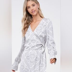 NWOT! En Saison Resort Anthro Spring Satin Women's Scarf Print Wrap Blouse Small